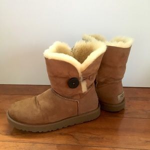 UGG Boots Classic Bailey with Button in Chestnut